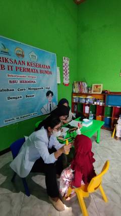 pemeriksaan kesehatan TPA & KBIT Permata Bunda bekerjasama dengan RSU Hermina