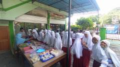 Suasana saat PI (Pembiasaan Islami) di Koperasi Kampus 1