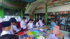 Suasana di depan Koperasi Kampus 1 saat PI (Pembiasaan Islami)
