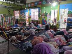 sholat magrb berjamaah kegiatan BAIS (Bina Anak Islam Permata)
